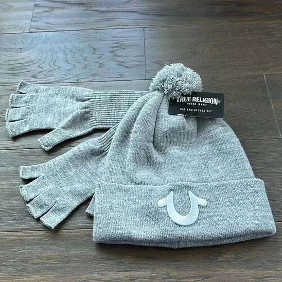 True Religion Knit cuffed pom-pom beanie & gloves set, embroidered & patch logos - Picture 1 of 8
